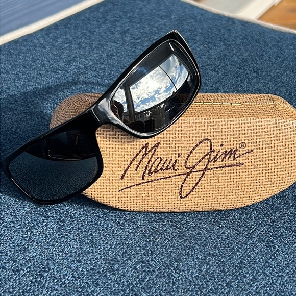 Maui Jim Other - Maui Jim wrapped sunglasses. There is a stress “fracture” inside right lens
